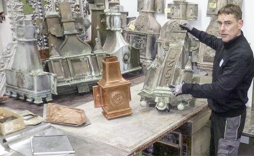 
Thomas Mitter, Ornamenten-Spengler: Besuchen Sie unsere Kaufmann-Ornamenten-Werkstatt und schauen Sie uns über die Schulter.
