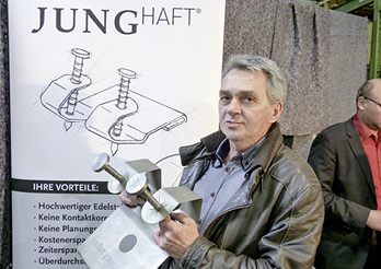 
Dieter Jung (Sanitär- und Klempnertechnik Jung, Börtlingen) ist 2015 erneut vor Ort, um die bewährten Jung-Hafte zu präsentieren
