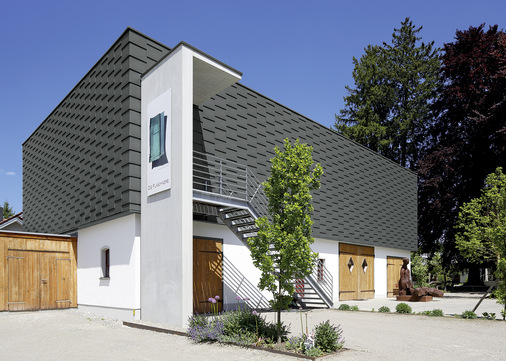 
Die prägnante Dreidimensionalität der Titanzink-Rautendeckung wurde durch versetzt angeordnete und individuelle Verbindungen erreicht
