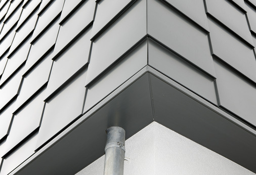 
Der Blick auf die Ecke zeigt die handwerk-liche Perfektion bis ins Detail, aber auch die iden-tischen Strukturen in beiden Blickrichtungen, die durch die Hinterlegung der senkrechten Fugen mit Hutprofilen erreicht wurden
