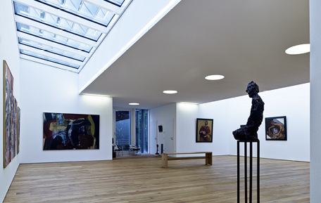 
Im stützenfreien Ausstellungsraum werden die Exponate durch Lichtbänder im Dach direkt beleuchtet 
