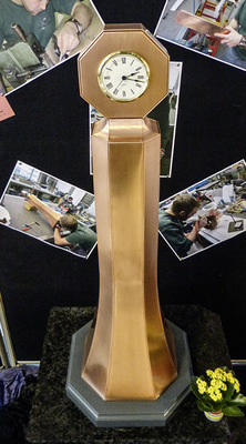 Gefalzte Standuhr von Steffen Lindner
