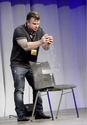 
Patrick Wickli veranschaulicht Schwamm-Effekte begrünter Flachdächer
