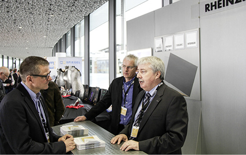 
Fachgespräch am Rheinzink-Infotresen
