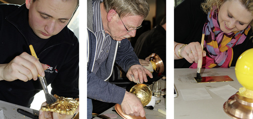 
Konzentrierte Workshopteilnehmer beim Anschießen und Polieren der hauchdünnen Goldschicht
