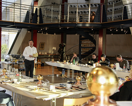 
Die Teilnehmer sind mit ihren Ergebnissen zufrieden. Die Kisso-Kupferkugeln haben sie dank professioneller Anleitung in glänzende Goldkugeln verwandelt 
