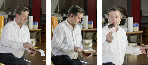 
Christian Scheuring zeigt wie es geht: Zuerst löst er das Blattgold aus dem Brief. Dann glättet er es auf dem Vergolderkissen, schneidet es zu und nimmt es mit dem Anschießer auf 
