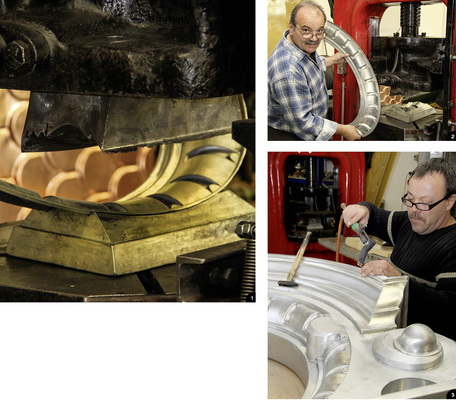 

1


Spezielle Zinkguss-Stempel und Matrizen lassen im Fallwerk wunderbare Profile entstehen. Dies geschieht größtenteils nach historischer Vorlage




2


Ornamenten-Spengler Willi Bicking beweist bei derProfilfertigung sehr viel Feingefühl




3


Alex Köder hat die Lizenz zum Löten. Die zahlreichen Einzelteile fügt er behutsam zusammen 
