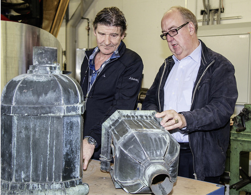 
Walter Müntener (r.) beauftragt die Kisso AG mit der Rekonstruktion historischer Rinnenkessl 
