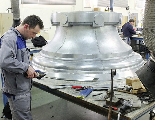 
Die Herstellung von Ornamenten erfolgt größtenteils in Handarbeit
