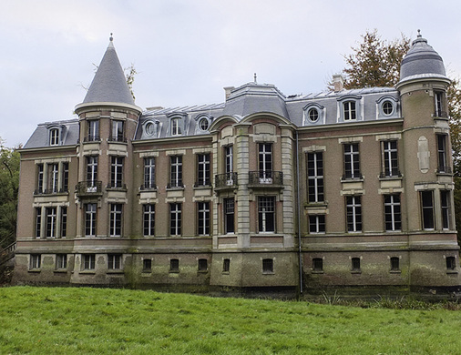 



Schloss Pulhof mit saniertem Titanzinkdach und Ornamenten
