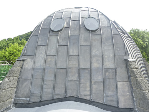 
Fertiges Bleidach mit Kuppelfenstern
