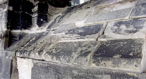 Bleiwolle kann durchaus auch zum Abdichten solcher Steinfugen eingesetzt werden
