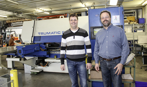 
Klempnermeister Michael Messerschmidt freut sich gemeinsam mit Michael Keilbach (Vertriebsleiter Deutschland Trumpf-Elektrowerkzeuge), dass nach den Elektrowerkzeugen von Trumpf auch die Trumatic 200 R überzeugt. Sehr exaktes und produktives Nibbeln, Stanzen und Umformen von komplexen Formen ist damit kein Problem mehr
