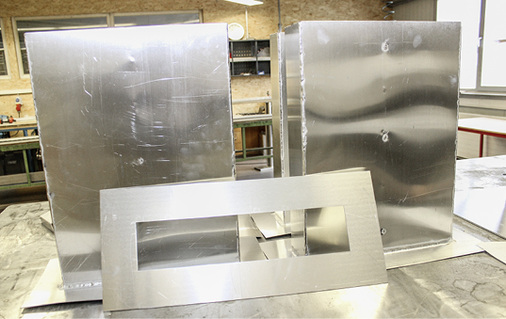 
Klempnermeister Michael Messerschmidt schneidet mit seiner Stanzmaschine unter anderem auch einfach Bleche zu, die anschließend mit Lüftungsschacht-Übergängen verschweißt werden
