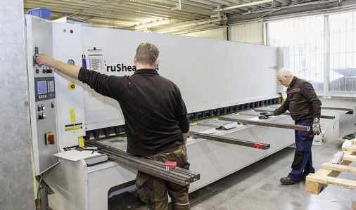 
Diese Tafelschere ist bei Messerschmidt seit 2011 im Einsatz. Damit lassen sich auch groß dimensionierte Blechzuschnitte von bis zu 5 m schnell und genau erledigen
