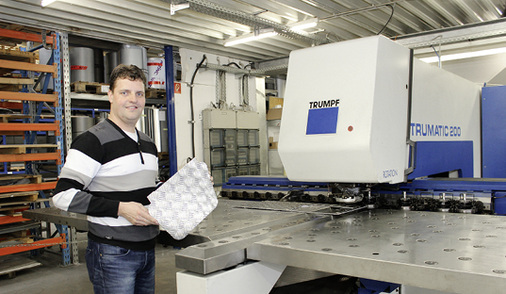 
Die Trumatic 200 R von Klempnermeister Michael Messerschmidt ist mit neuen Werkzeugen und einer aktuellen TruTops-Steuerung ausgestattet. Damit ist die Programmierung einfach und er kann in kürzester Zeit Bleche – wie z.B. die Lkw-Einstiegstrittbleche eines Kunden – herstellen
