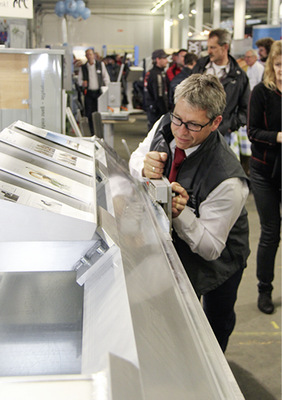 Guido Schurr stellt in der mobilen Knoll-Spenglerei einen Wulstabschluss her
