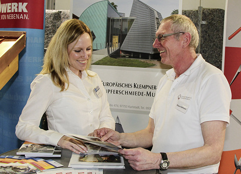Sabrina Witte repräsentiert die Ulmer Handwerkskammer, während Klaus Hofmann über das Europäische Klempner- und Kupferschmiedemuseum und das dort stattfindende Workshop-Angebot informiert
