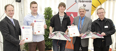 Armin Waldbüßer (Fachlehrer für Klempner der Landesfachklasse Ulm), Peter Mast (Prüfungsvorsitzender im Gesellenprüfungsausschuss) und Manfred Hösler (Kaufmann Geschäftsführer) gratulieren den Prüfungsbesten Timo Mayer und Heiko Schad
