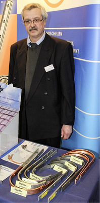 Bei den Rinneneisen- und Rohrschellen-Profis von Messer gibt es verschiedene Rinnenhaken in unterschiedlichen Oberflächen
