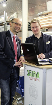 Bundesfachgruppenleiter Ulrich Leib informiert sich bei Phillipp Niemeyer über Sema-Soft
