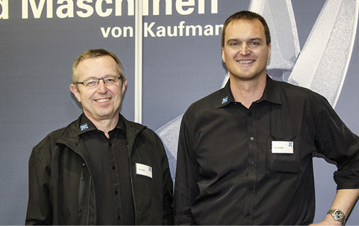 <p>Kaufmann-Geschäftsführer Manfred Hösler und Messeorganisator Thorsten Schalk sind mit der Hausmesse überaus zufrieden</p> - © Buck