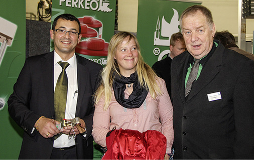 Perkeo-Geschäftsführer Yassine Hönes (l.) stellt die aktuellen Modelle der robusten und beliebten Perkeo-Lötkolben vor
