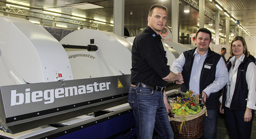 
Für die perfekte Organisation sowie die inzwischen seit fünf Jahren erfolgreiche Teilnahme an der Hausmesse bei Kaufmann in Neu-Ulm bedanken sich Sperr & Lechner Geschäftsführerin Bettina Wirth und Mario Traub im Namen des Biegemaster-Teams bei Kaufmann-Messeorganisator Thorsten Schalk (l)



