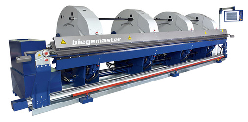 Der Doppelbieger XB von Biegemaster gehört zu den derzeit modernsten Langabkantmaschinen
