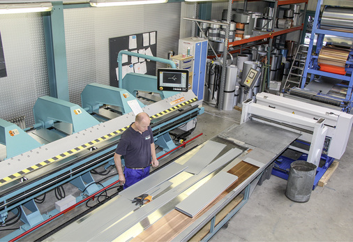 
Werkstattblechner Michael Bühler aneiner neuen Jorns-Langabkantmaschine 
