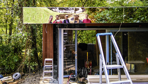 
Die Edelstahltafeln sind ohne Spuren so blank poliert, dass sich das Montage-Team in der Dachaufkantung spiegelt
