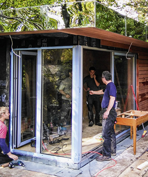 
Das größere der Häuser wurde auf dem Grundstück zusammengesetzt
