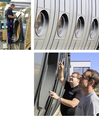 1  Die Fertigung der Fensterverwahrungen erfolgte am Modell, 2  Die Bullaugenelemente wurden am Modell entwickelt, vorgefertigt und vor Ort montiert, 3  Mathias Dörr (hinten) und Blechnergeselle  Enrico Schmidt