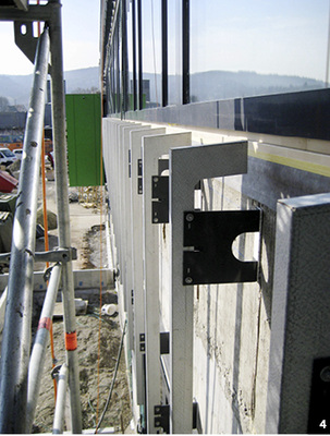 
UK für Metallfassade mit Abkröpfung zur Aufnahme der Sohlbank
