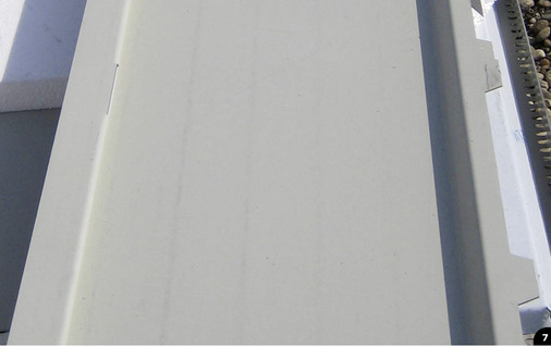 
Bekleidungskassette mit Schlitz und Lasche
