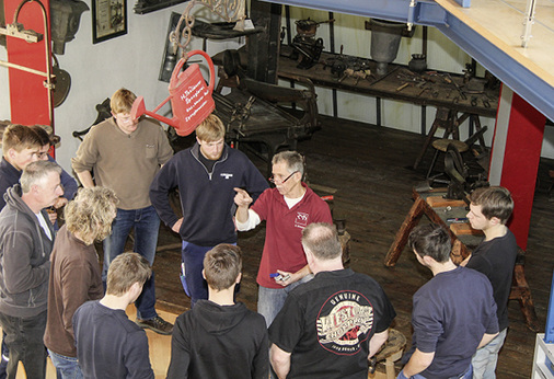 
Gert Brenner informiert über geeignete Falzmeisel ...
