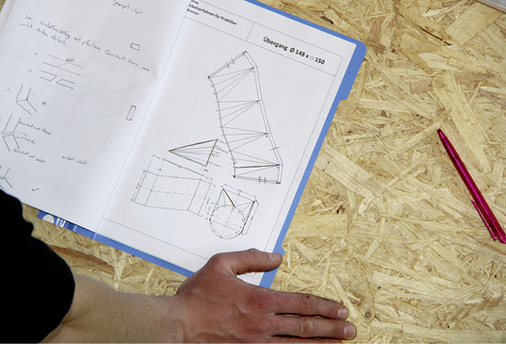 
Mit der Schablone wird die Abwicklung eines Übergangsstückes erstellt 
