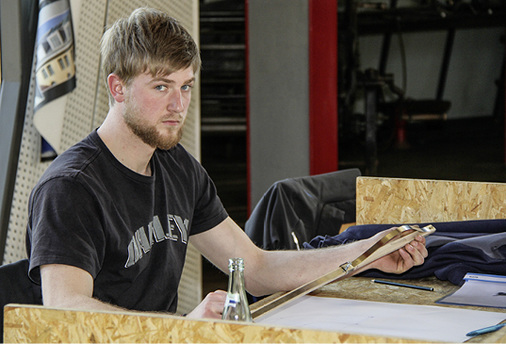 
Benno Uhlmann und die anderen Teilnehmer erhielten ein Kurvenlineal 
