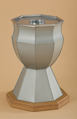 <p>Achtteilige Titanzink-Vase von Marco Mayer</p> - © Baumetall / KD Buch