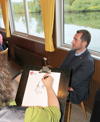 M.A.S.C.-Geschäftsführer Martin Fischer ließ es sich nicht nehmen, sich zeichnen zu lassen
