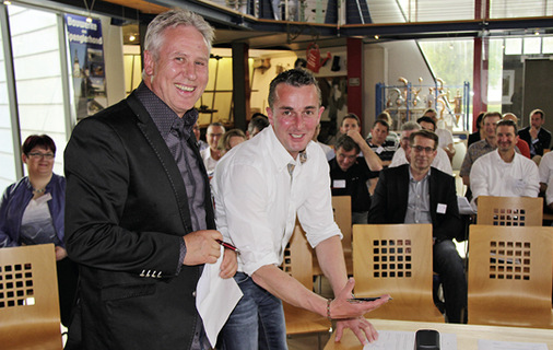 Der iib hat eine neue Heimat. Den Mietvertrag unterzeichnen Museumsvorstand Jens Sperber (l.) und iib-Präsident Peter Trenkwalder
