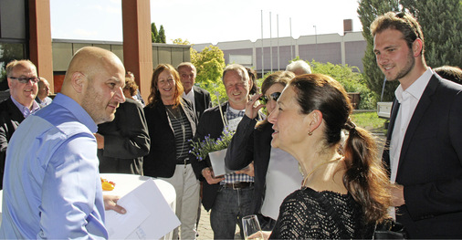 Georg Lummel (l.) nimmt Glückwünsche entgegen
