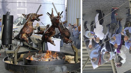 Der Rauch des Wildschweingrills verschleiert die Spiegelung der Gäste in der darüber aufgehängten Musterdecke
