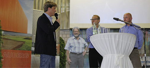 <p>Thomas Neger (l.) interviewt Stefan und Georg Lummel</p> - © Buck