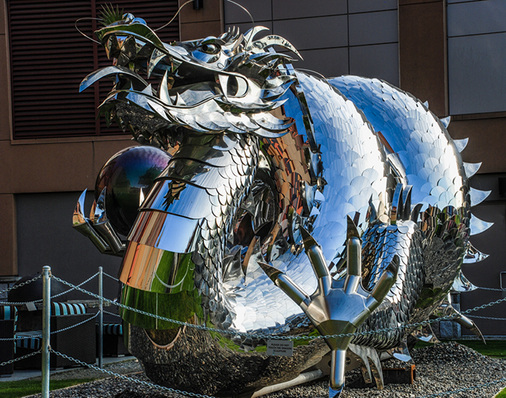 
Einzig die zum Transport benötigte Traverse stört das Bild 

