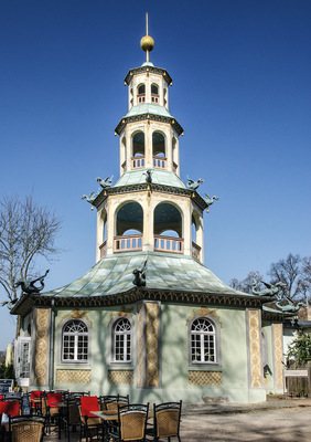 &nbsp;

Die Figuren betonen die Eckpunkte, an denen sich die geschwungenen Bögen des Dachs nach oben wölben
