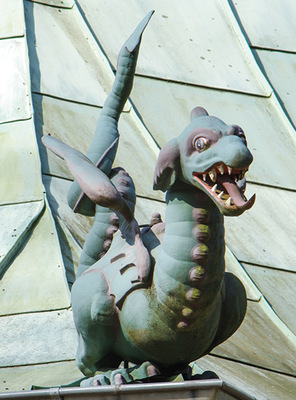 Drachen und Dach aus Klempnerhand
