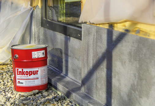 
Holzständerbauweise: Kalt verarbeitete Flüssigkunststoffe schließen die Beschädigung durch offenes Aufschweiß-Feuer aus



