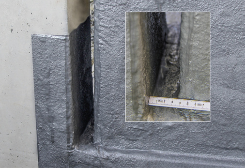 
Selbst tiefe und sehr enge Nischen können mit Flüssigkunststoff problemlos abgedichtet werden. Hier an einem diffizilen Sockelanschluss eines in Holzständerbauweise errichteten Passivhauses
